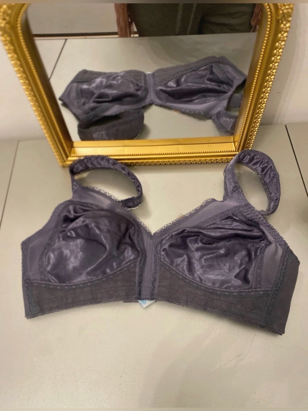Like New Playtex 18 Hours Bra. Size 36 B